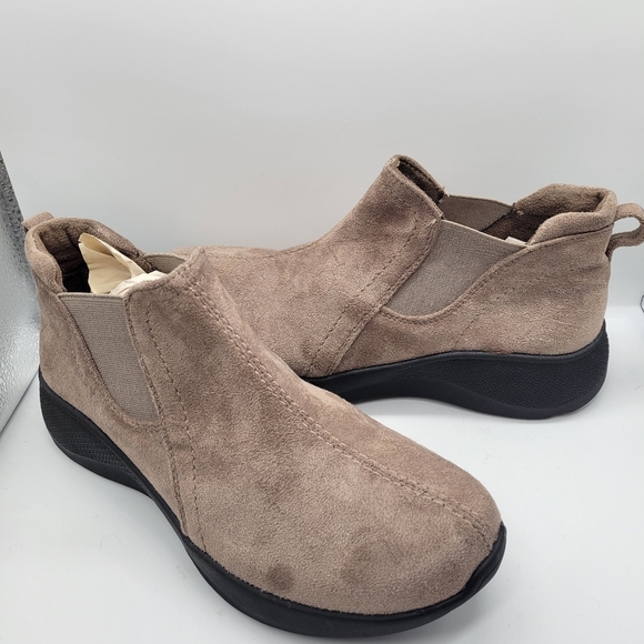 Earth Origins Shoes - NWOB Earth Origins Dayana Casual Booties Women’s. Size 8M Faux Suede Round Toe